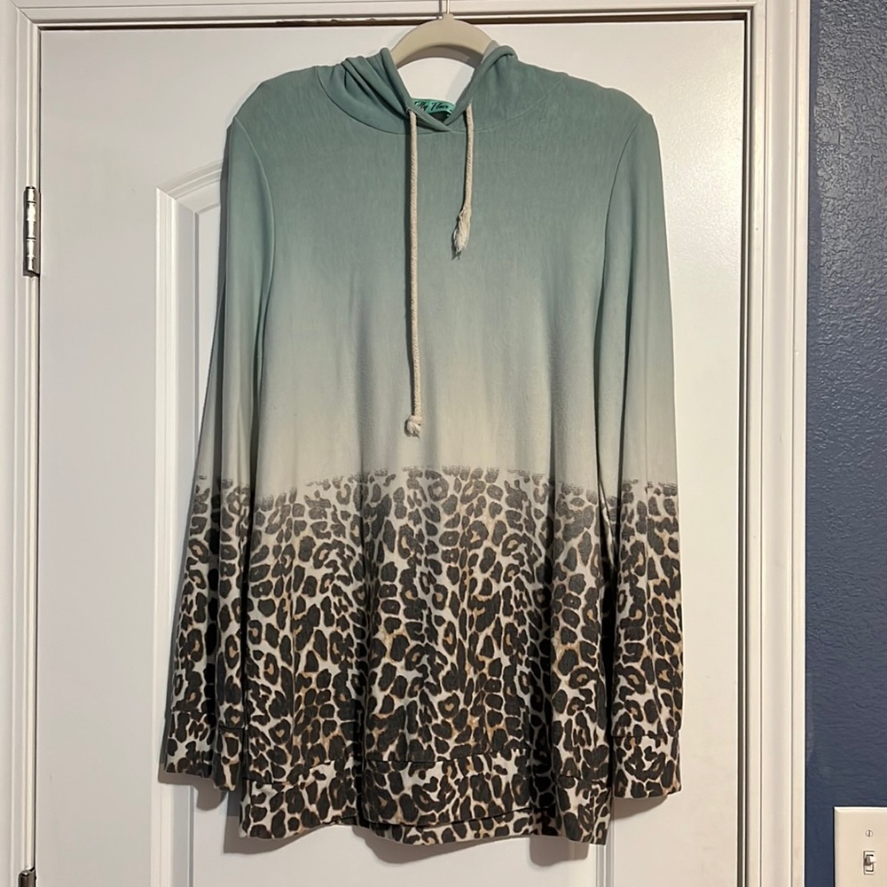 Lightweight hooded top